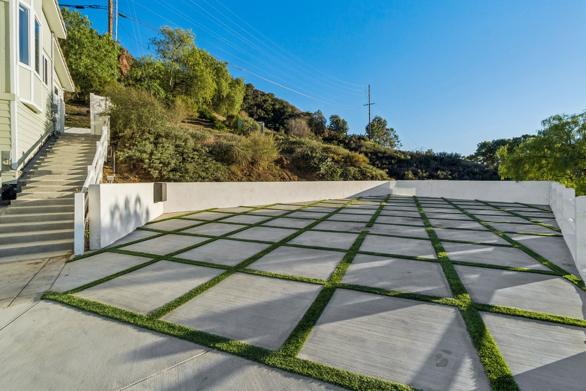 Thrive Malibu — Arrival court and parking area